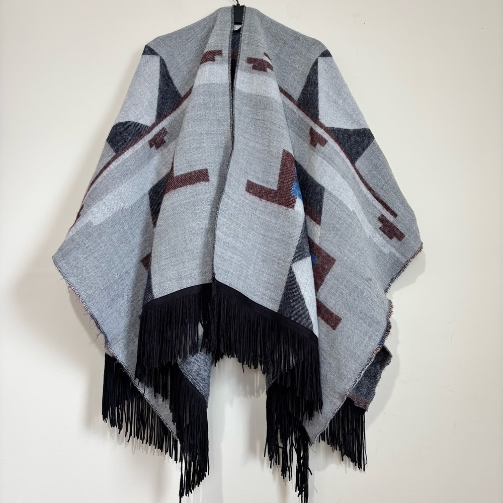 AKIRA Y2K boho slouchy western gray aztec geometric shawl fringe hem wrap poncho
